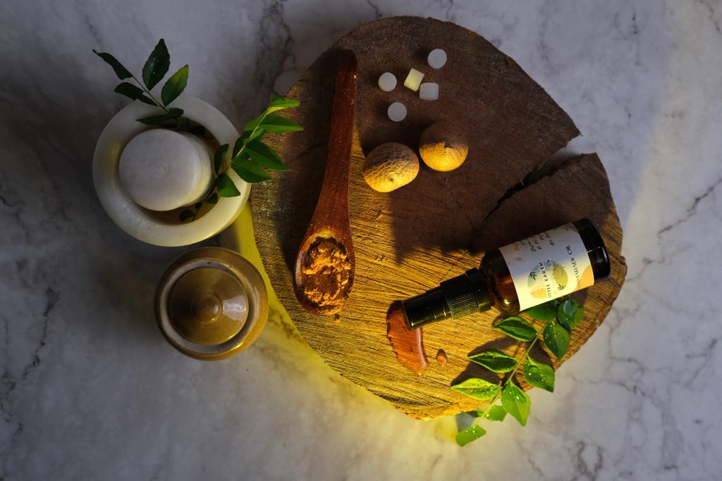 LittleEarth's Nalpamaradi thailam is a classical formula to lighten complexion as well as soften and repair skin. Potent Turmeric with its anti oxidant action repairs pigmentation, uneven skin tone and marks.